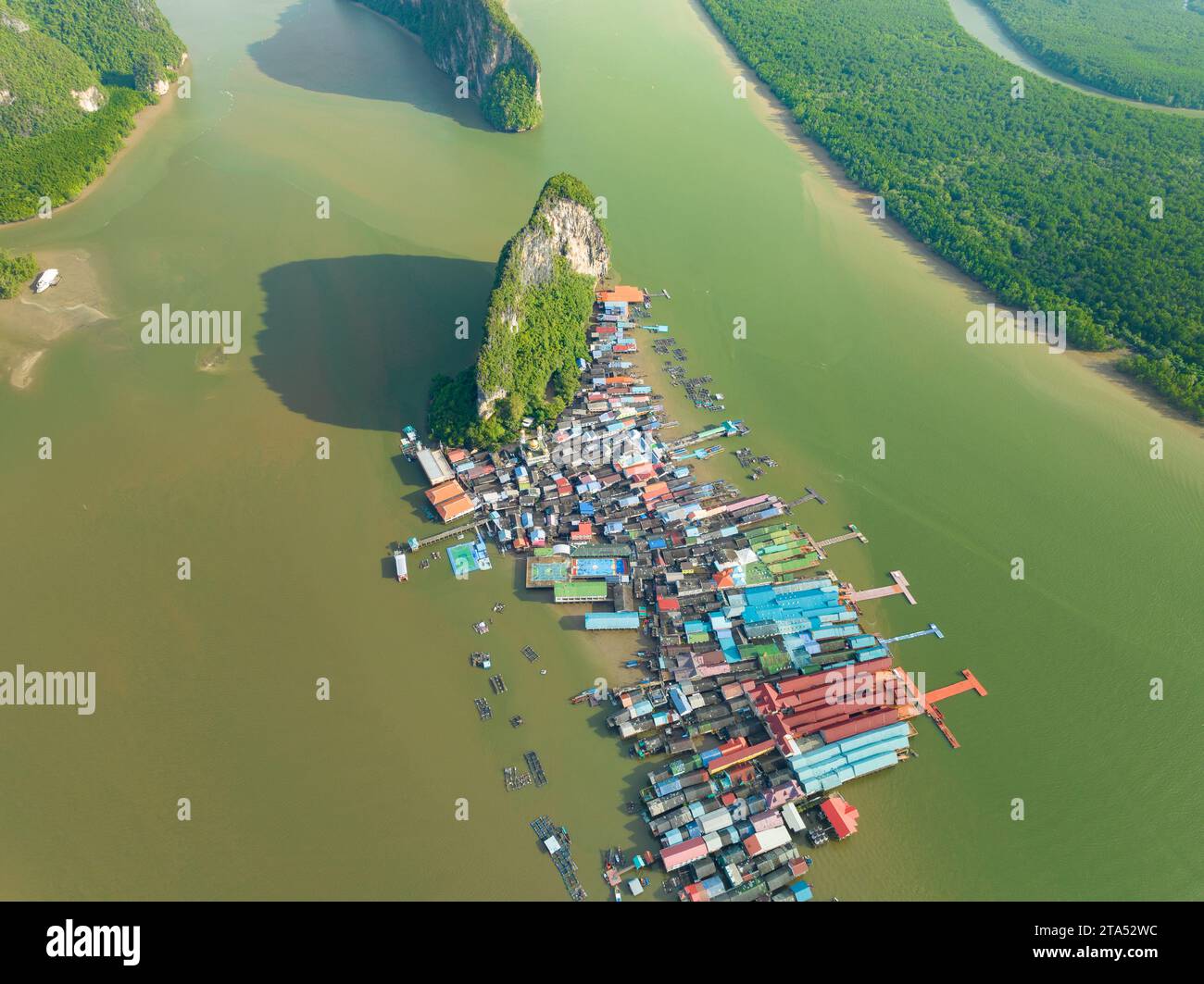 Vue aérienne de l'île de Panyee à Phang Nga Thaïlande, vue à grand angle Village flottant, île de village de pêcheurs Koh Panyee à Phang Nga, Thaïlande Banque D'Images