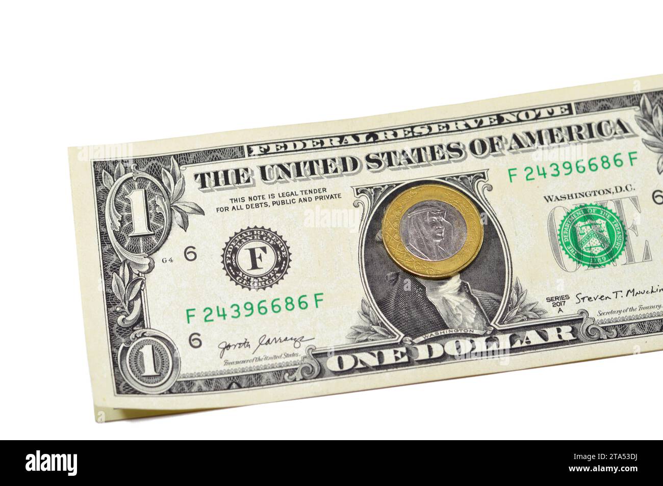 Une pièce de monnaie de riyal d'Arabie saoudite année 2016 sur fond de billet de papier de 1 dollar américain USD, un métal SAR et un billet de banque USD argent saoudien et américain, 1 S. Banque D'Images
