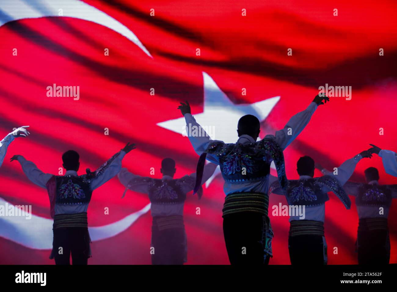 23 novembre 2023 : Gaziantep, Turkiye, 23 novembre 2023. Des danses folkloriques traditionnelles sont pratiquées lors de l'ouverture officielle des « deuxièmes Jeux Gazi » dans la ville de Gaziantep, dans le sud de la Turquie. Le ministre turc de la Jeunesse et des Sports Osman AÅŸkÄ±n Bak, ainsi que des personnalités politiques et dignitaires locaux ont assisté à la cérémonie. Les Jeux de Gazi ont été organisés en coordination avec le Gouvernorat de Gaziantep et la Municipalité du Grand Gaziantep, ainsi qu'avec la Direction de la Jeunesse et des Sports et la Direction de l'Education nationale du Gouvernorat (image de crédit : © Muhamm Banque D'Images