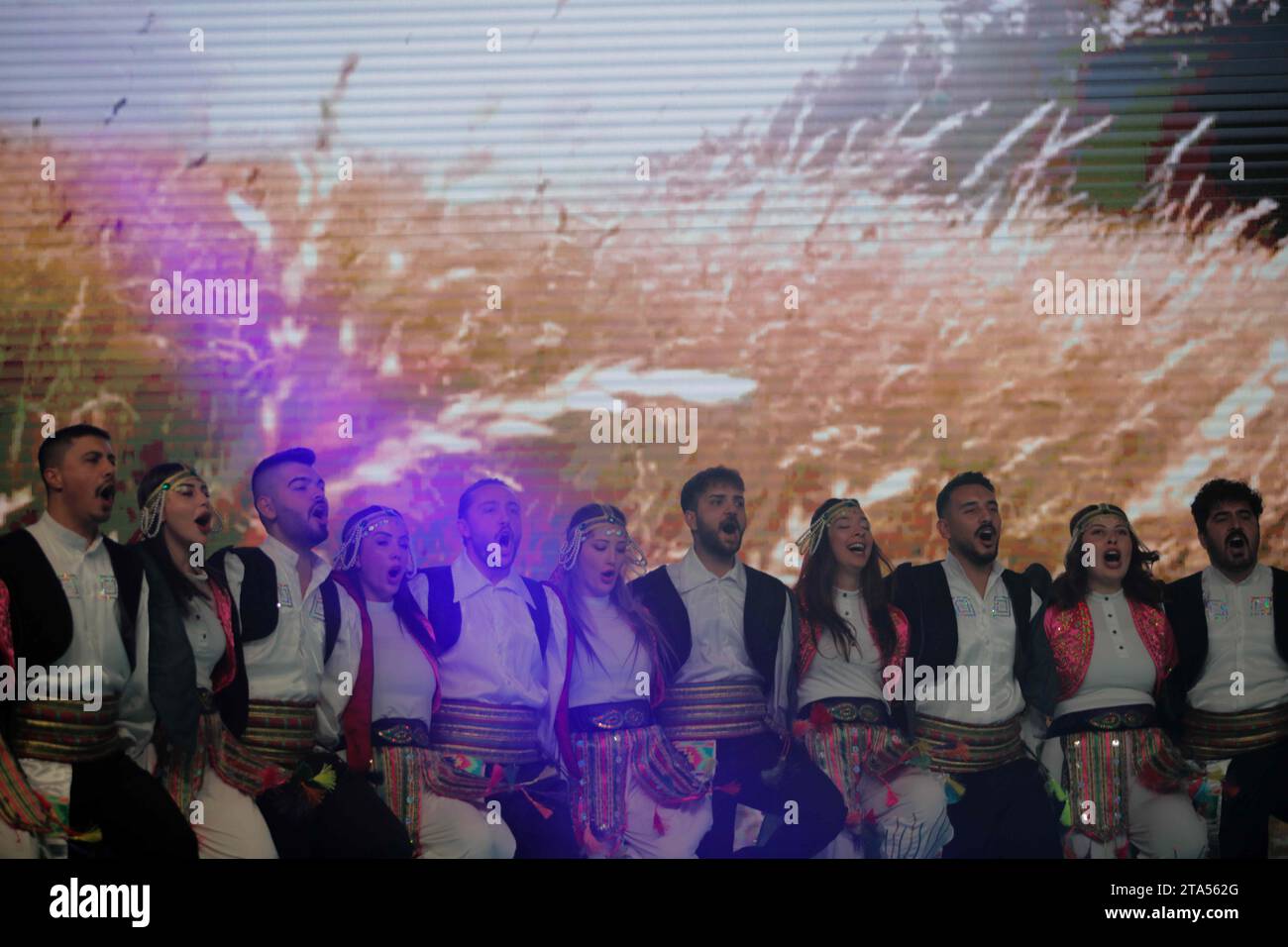 23 novembre 2023 : Gaziantep, Turkiye, 23 novembre 2023. Des danses folkloriques traditionnelles sont pratiquées lors de l'ouverture officielle des « deuxièmes Jeux Gazi » dans la ville de Gaziantep, dans le sud de la Turquie. Le ministre turc de la Jeunesse et des Sports Osman AÅŸkÄ±n Bak, ainsi que des personnalités politiques et dignitaires locaux ont assisté à la cérémonie. Les Jeux de Gazi ont été organisés en coordination avec le Gouvernorat de Gaziantep et la Municipalité du Grand Gaziantep, ainsi qu'avec la Direction de la Jeunesse et des Sports et la Direction de l'Education nationale du Gouvernorat (image de crédit : © Muhamm Banque D'Images