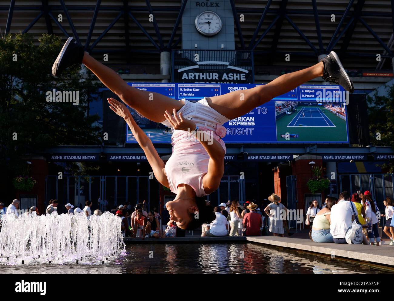 Flushing Meadow, États-Unis. 04 septembre 2023. Un fan effectue de la gymnastique sur les murs d'une fontaine à l'entrée du stade Arthur Ashe lors des championnats de tennis US Open 2023 au USTA Billie Jean King National tennis Center le lundi 4 septembre 2023 à New York. Photo de John Angelillo/UPI crédit : UPI/Alamy Live News Banque D'Images