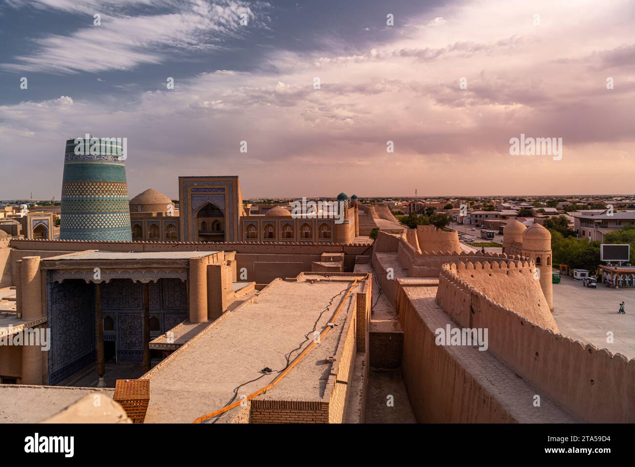 Porte ouest, porte père, ichon qala, Khiva, Ouzbékistan. Photo de coucher de soleil prise depuis le mur de la ville Banque D'Images