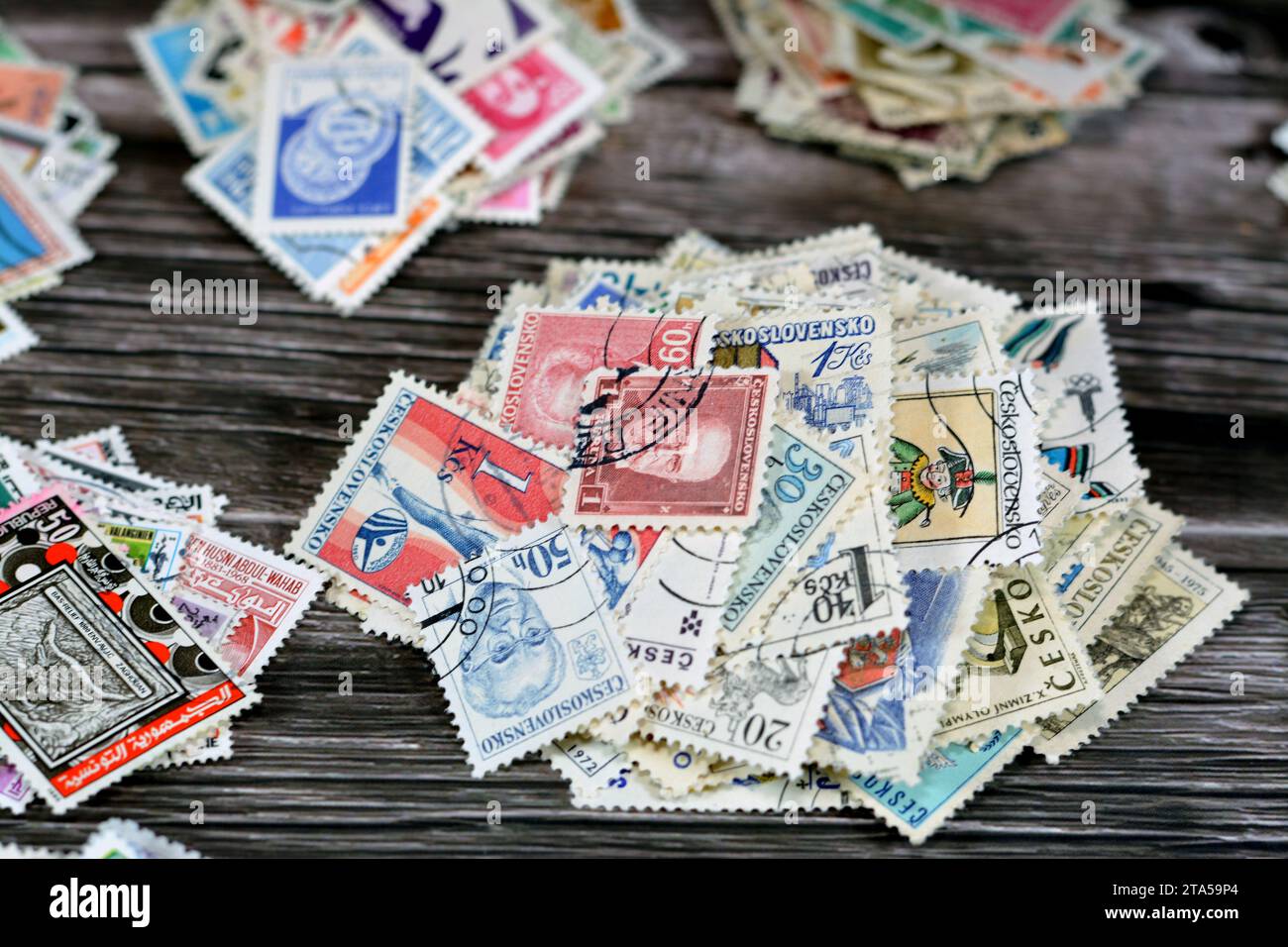 Le Caire, Egypte septembre 21 2022 : arrière-plan de divers vieux timbres-poste utilisés de différents pays et époques sur un fond en bois, une couverture avec Banque D'Images