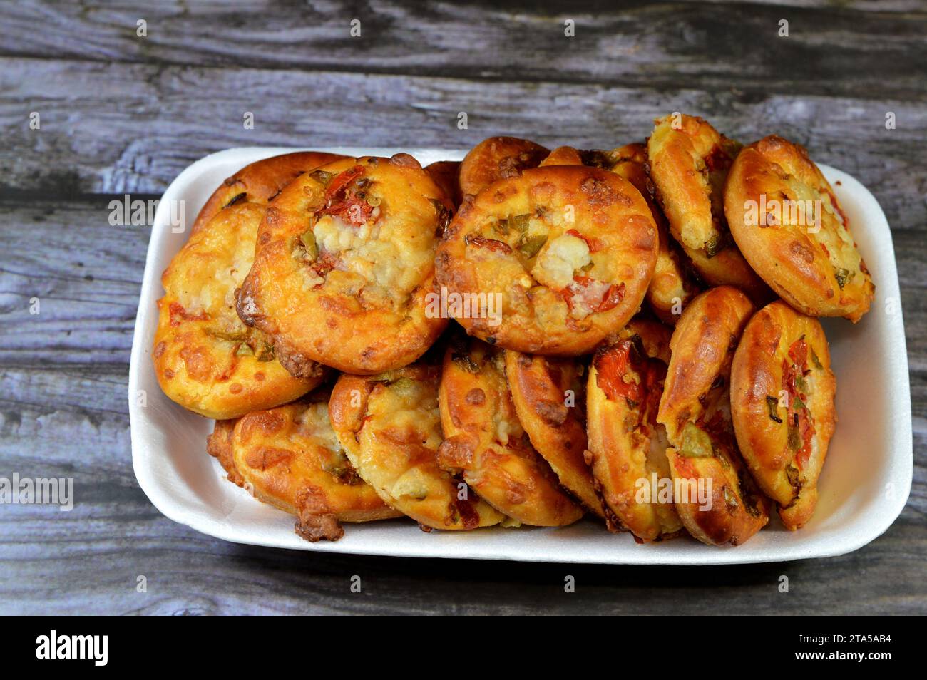 Pile de mini pizzas, Pizza est un plat d'origine italienne composé d'une base généralement ronde et plate de pâte levée à base de blé garnie de tomates, ch Banque D'Images