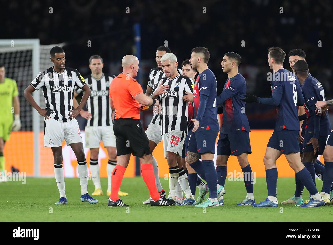 Paris, France 28 novembre 2023, Paris, France, le 28 novembre 2023, le milieu de terrain de Newcastle United Bruno Guimaraes (39) proteste avec l'arbitre Szymon Marciniak lors du match de football UEFA Champions League, Groupe F entre le Paris Saint-Germain et Newcastle United le 28 novembre 2023 au Parc des Princes à Paris, France Banque D'Images