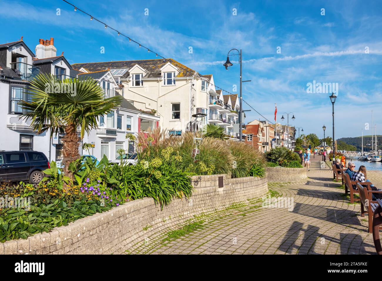 Vue en descendant South Embankment le long de la rivière Dart à Dartmouth. Devon, Angleterre Banque D'Images