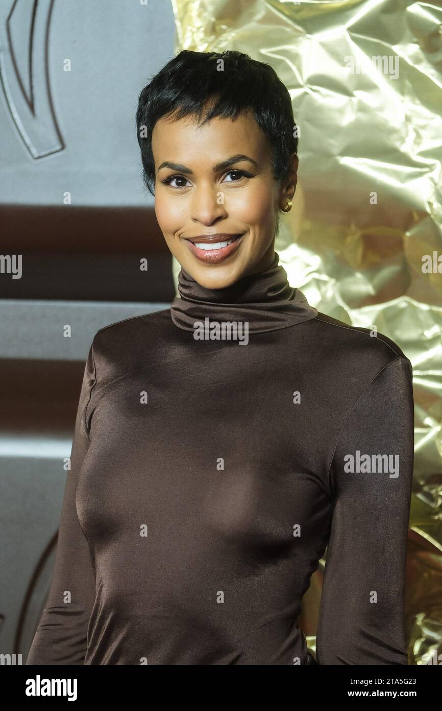 Londres, Royaume-Uni. Sabrina Elba photographiée lors de la première mondiale de Wonka au Royal Festival Hall le 28 novembre 2023. Photo de Julie Edwards. Crédit : JEP Celebrity photos/Alamy Live News Banque D'Images