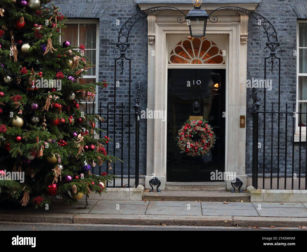 Londres, Royaume-Uni. 28 novembre 2025. L'entrée du n ° 10 Downing Street est décorée avec un