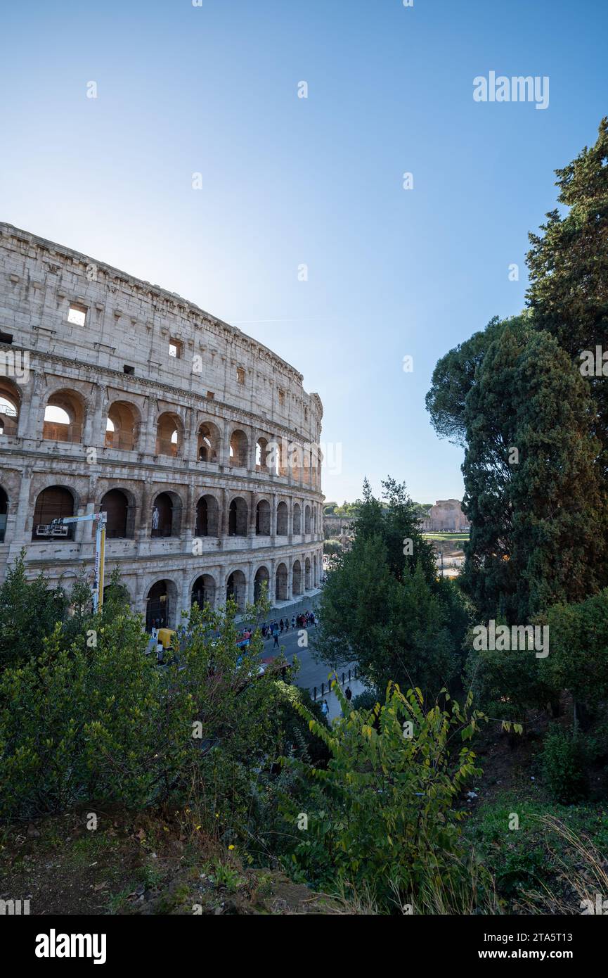 Rome, Italie : 2023 novembre 13 : touriste à l'extérieur du Colisée romain par une journée ensoleillée à Rome, Ital en 2023. Banque D'Images
