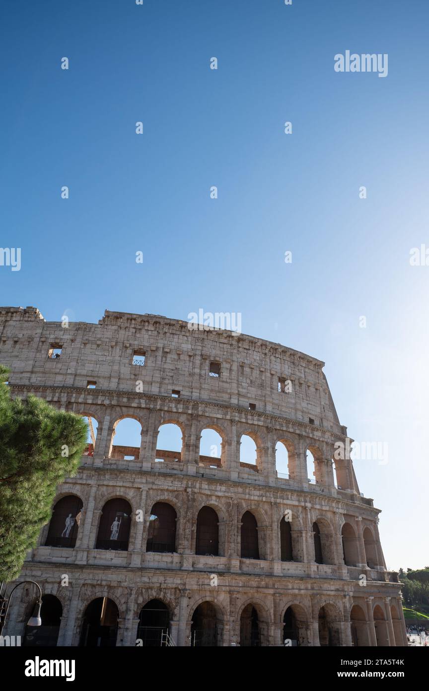 Extérieur Panorama du Colisée romain par une journée ensoleillée à Rome, Italie. Banque D'Images