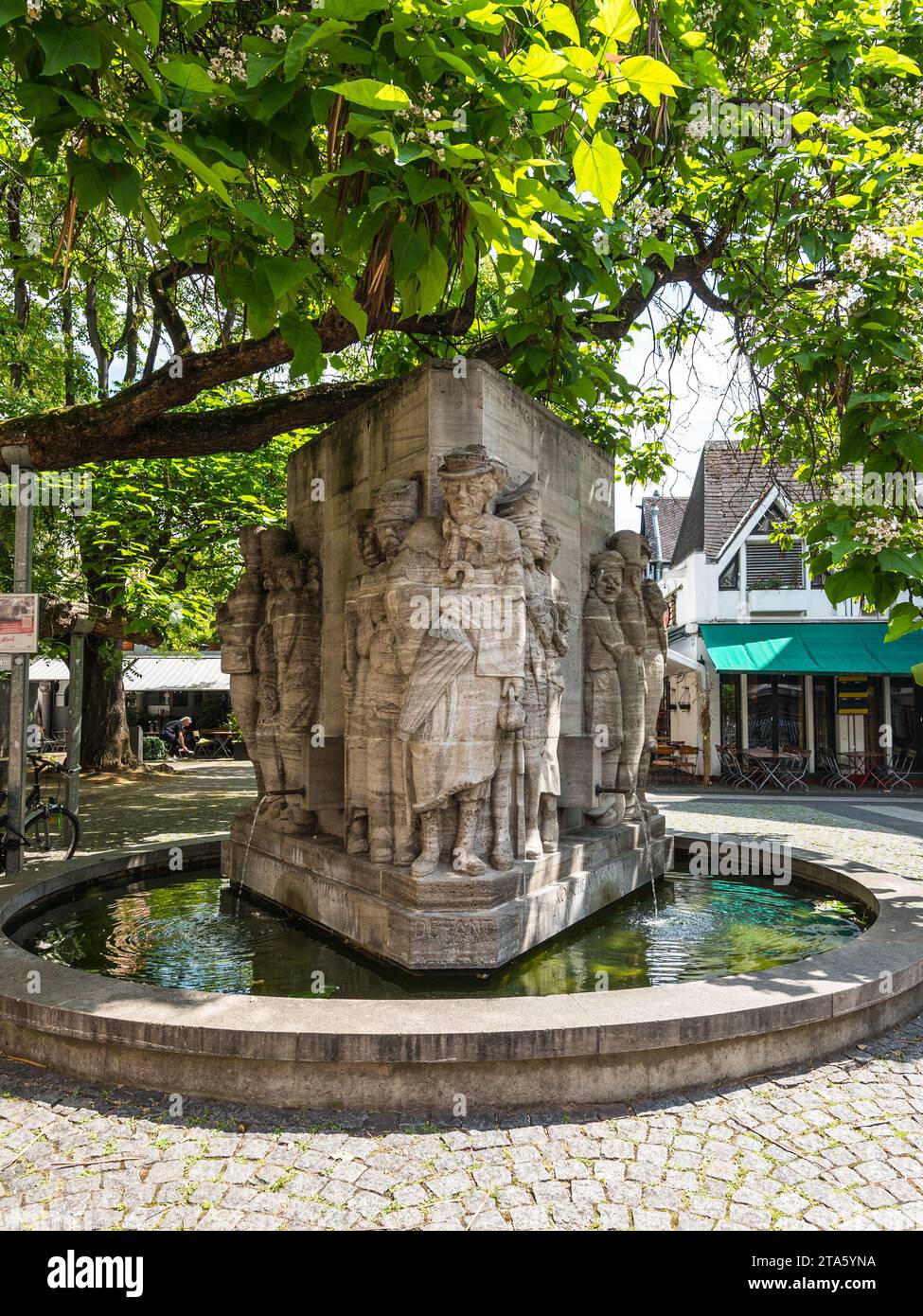 Cologne, Allemagne - 11 juin 2022 : le mémorial de la fontaine Willi Ostermann dans la vieille ville de Cologne. Parolier, compositeur et chanteur, Ostermann était célèbre FO Banque D'Images