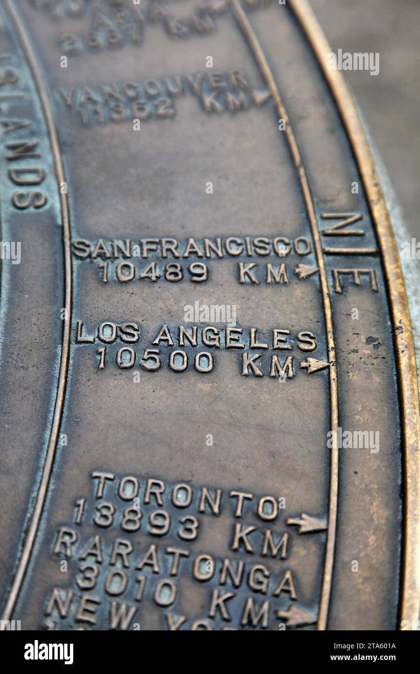 Un marqueur de direction à Auckland Nouvelle-Zélande indique la distance à Los Angeles, San Francisco et Toronto. Cela montre à quel point la Nouvelle-Zélande est éloignée du Banque D'Images