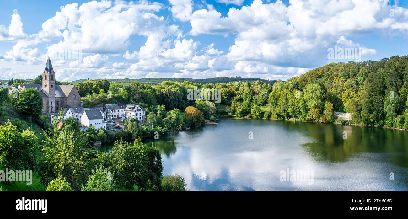 Lac volcanique Ulmener Maar à Ulmen, Rhénanie-Palatinat, Allemagne Banque D'Images