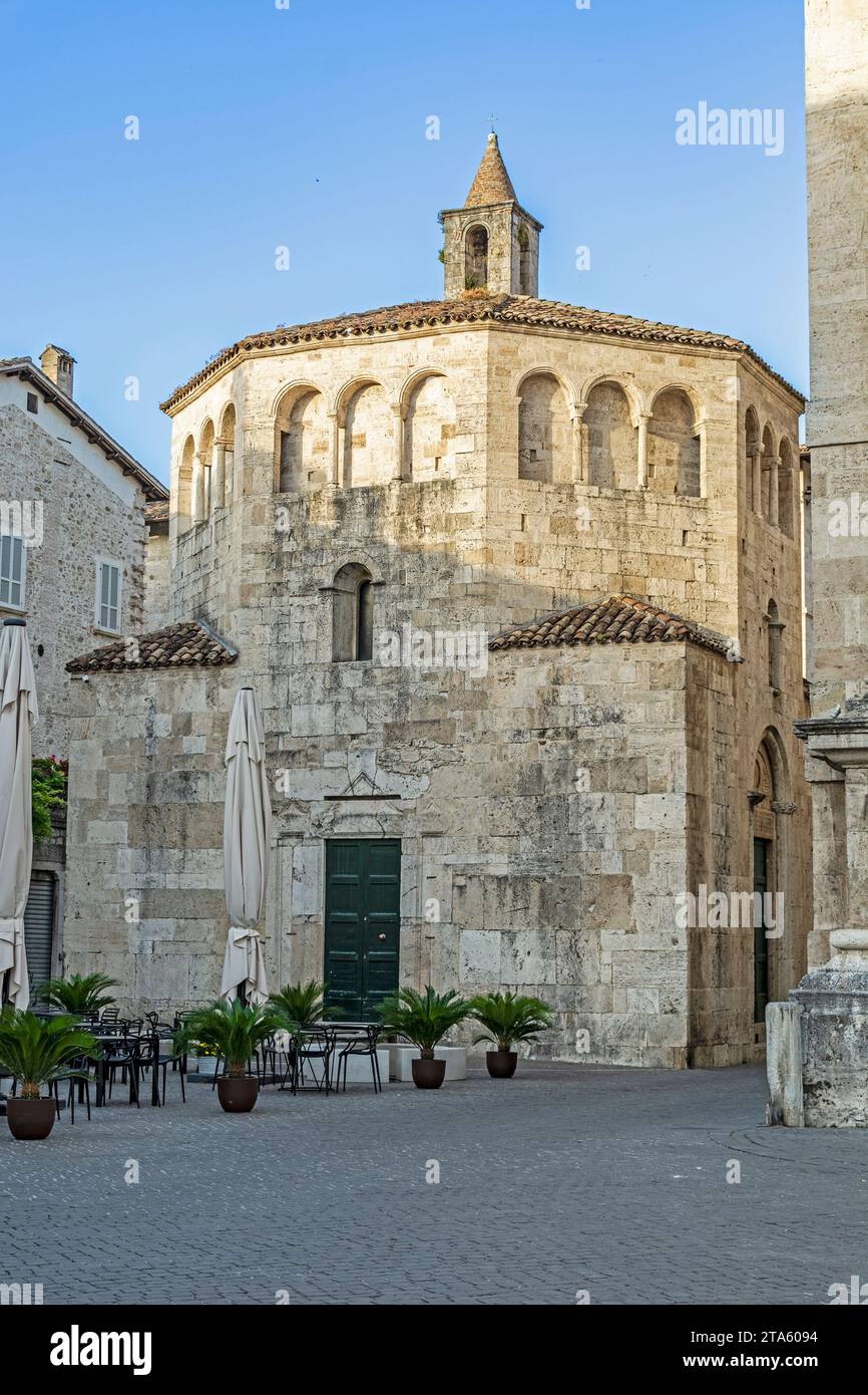 Ascoli Piceno, ville des Marches, Italie, Baptistère également connu comme le baptistère de Saint Jean, style architectural roman Banque D'Images