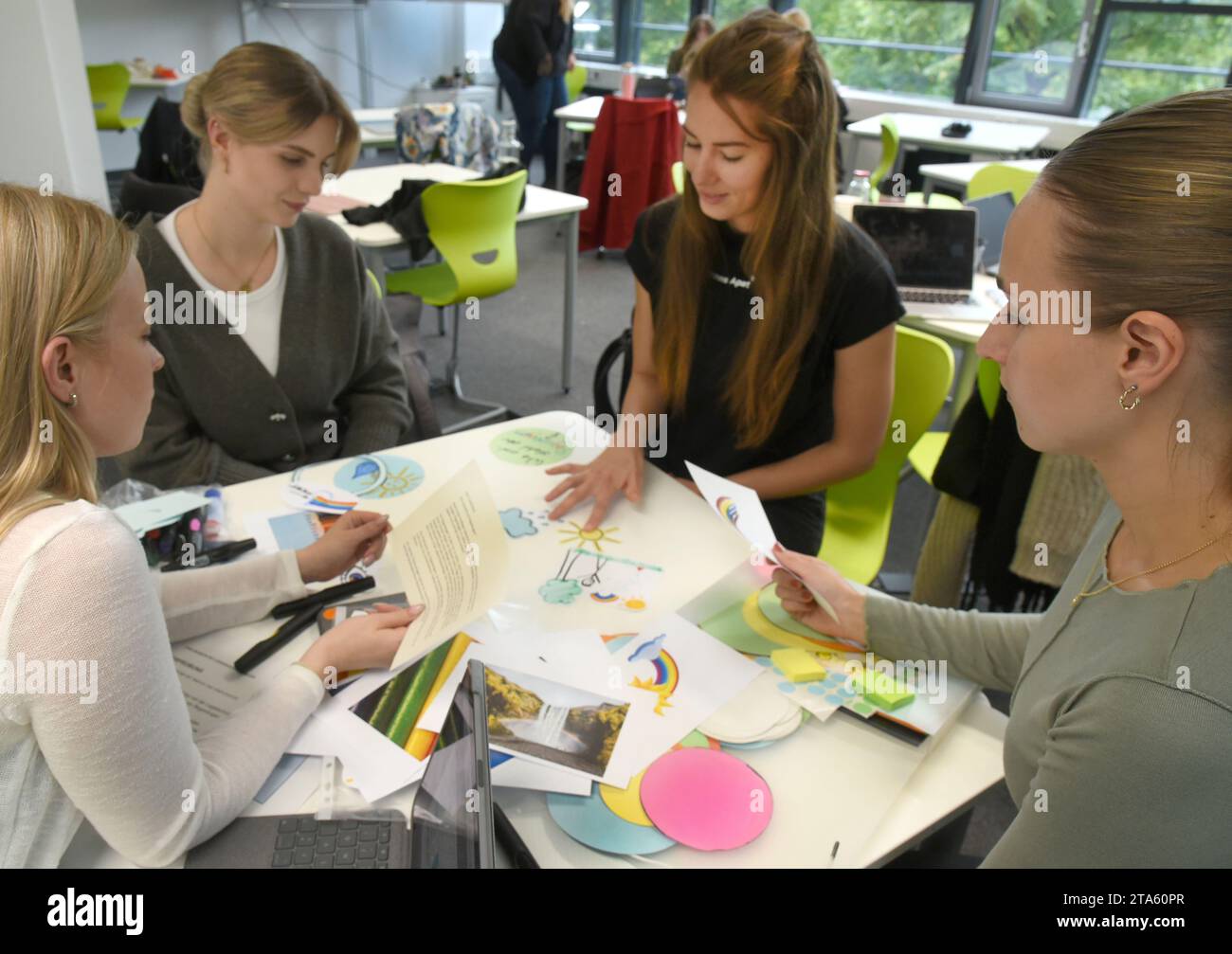 19 octobre 2023, Saxe, Leipzig : dans une salle de classe numérique nouvellement créée au Centre de formation des enseignants et de recherche scolaire (ZLS) de l'Université de Leipzig, des étudiants enseignants de différents semestres préparent une vidéo explicative avec un iPad pour la création d'un arc-en-ciel lors d'un séminaire de bloc à l'aide de dessins et d'images. La salle de classe numérique est équipée de la technologie moderne et est destinée à montrer aux enseignants et aux étudiants les utilisations possibles de l’intelligence artificielle (IA) et l’utilisation de podcasts en classe à l’aide de la technologie vidéo, des iPads, des imprimantes 3D et des outils de réalité virtuelle, entre autres. Banque D'Images