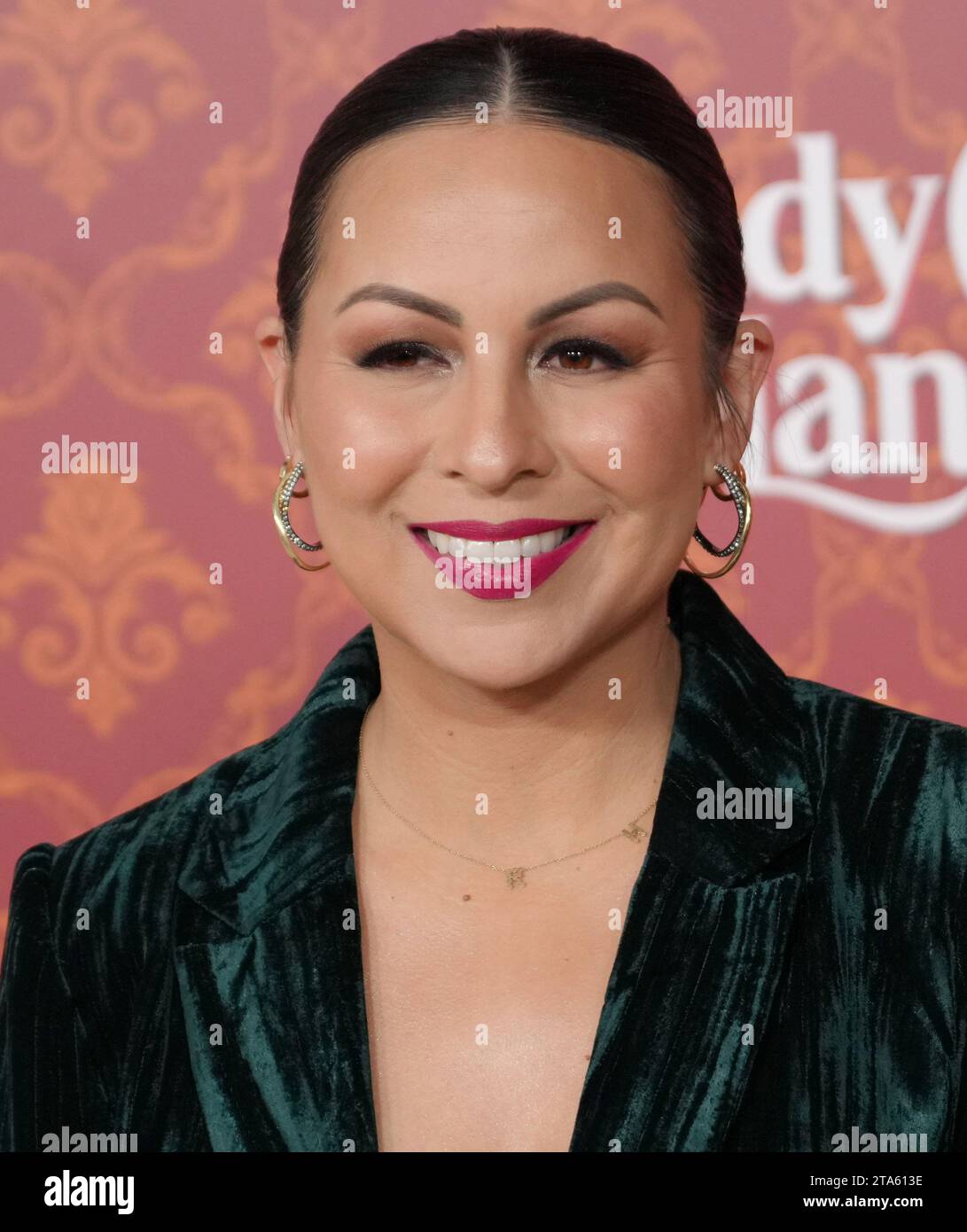Los Angeles, États-Unis. 28 novembre 2023. Anjelah Johnson-Reyes arrive à la première mondiale de LA PISTE DE CANNE À SUCRE d'Amazon Prime Video qui a eu lieu au Regency Village Theatre à Westwood, CA le mardi 28 novembre 2023. (Photo de Sthanlee B. Mirador/Sipa USA) crédit : SIPA USA/Alamy Live News Banque D'Images