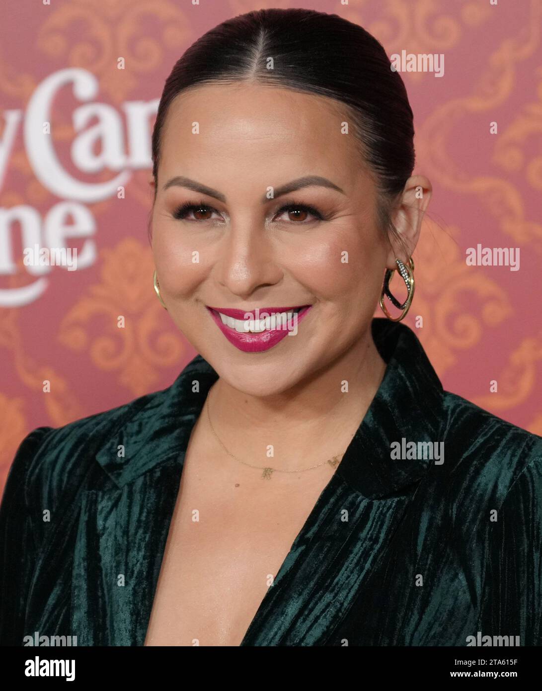 Los Angeles, États-Unis. 28 novembre 2023. Anjelah Johnson-Reyes arrive à la première mondiale de LA PISTE DE CANNE À SUCRE d'Amazon Prime Video qui a eu lieu au Regency Village Theatre à Westwood, CA le mardi 28 novembre 2023. (Photo de Sthanlee B. Mirador/Sipa USA) crédit : SIPA USA/Alamy Live News Banque D'Images