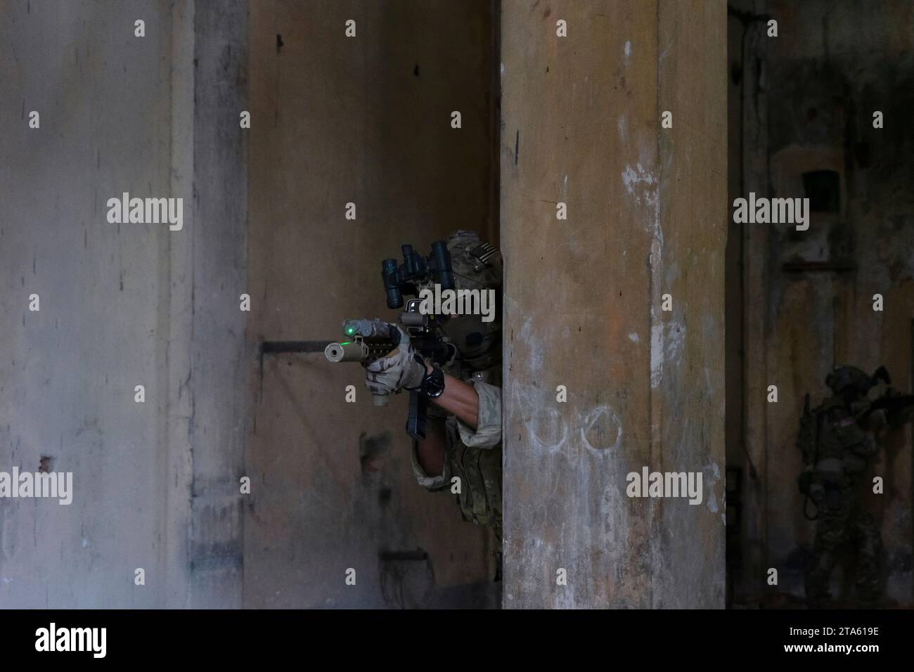 Soldat dans la guerre civile, bâtiment en ruine. Fermer quartier de bataille et concept de guerre civile. Banque D'Images