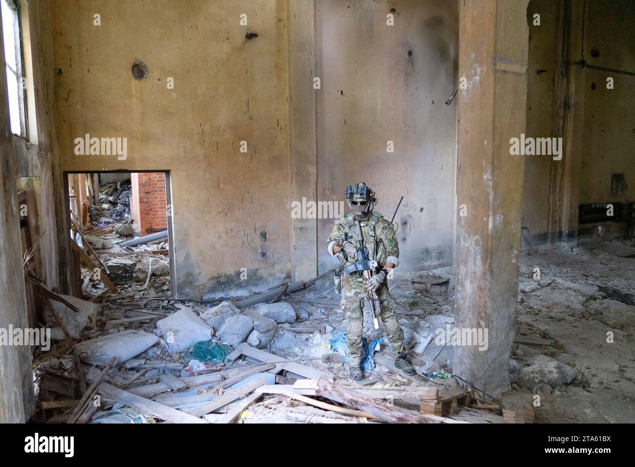 Soldat dans la guerre civile, bâtiment en ruine. Fermer quartier de bataille et concept de guerre civile. Banque D'Images