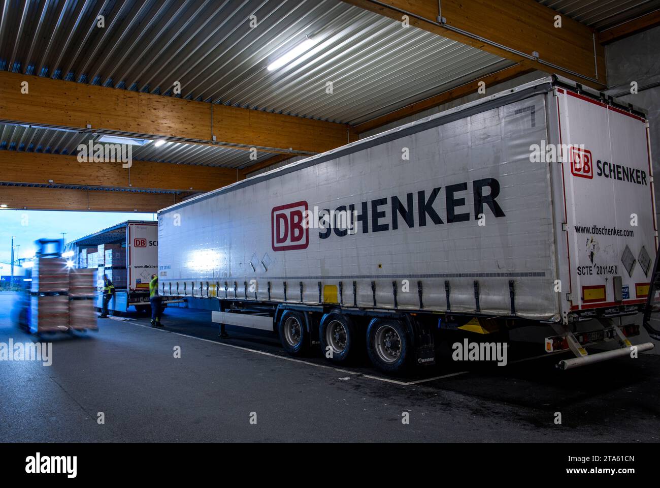 Rostock, Allemagne. 21 novembre 2023. Les palettes et les marchandises transportées sont rechargées dans des wagons par des remorques de la société logistique DB Schenker sur le site du centre logistique dans le port maritime. La filiale logistique de Deutsche Bahn exploite plusieurs centres logistiques dans le Mecklembourg-Poméranie occidentale. Crédit : Jens Büttner/dpa/Alamy Live News Banque D'Images