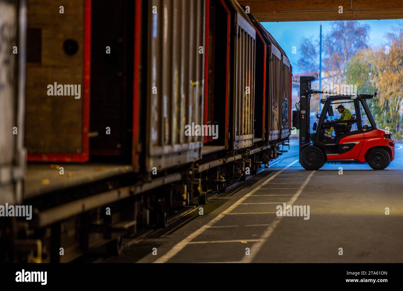 Rostock, Allemagne. 21 novembre 2023. Les palettes et les marchandises transportées sont rechargées dans des wagons par des remorques de la société logistique DB Schenker sur le site du centre logistique dans le port maritime. La filiale logistique de Deutsche Bahn exploite plusieurs centres logistiques dans le Mecklembourg-Poméranie occidentale. Crédit : Jens Büttner/dpa/Alamy Live News Banque D'Images