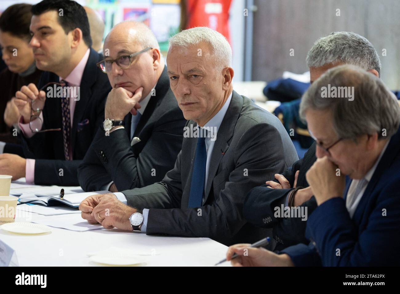 Paris, France. 29 novembre 2023. Le recteur de l’académie de Paris Christophe Kerrero, le président du MEDEF Patrick Martin visitent le lycée professionnel Marcel Deprez dans le cadre de la School-Business week à Paris le 29 novembre 2023. Photo de Raphael Lafargue/ABACAPRESS.COM crédit : Abaca Press/Alamy Live News Banque D'Images