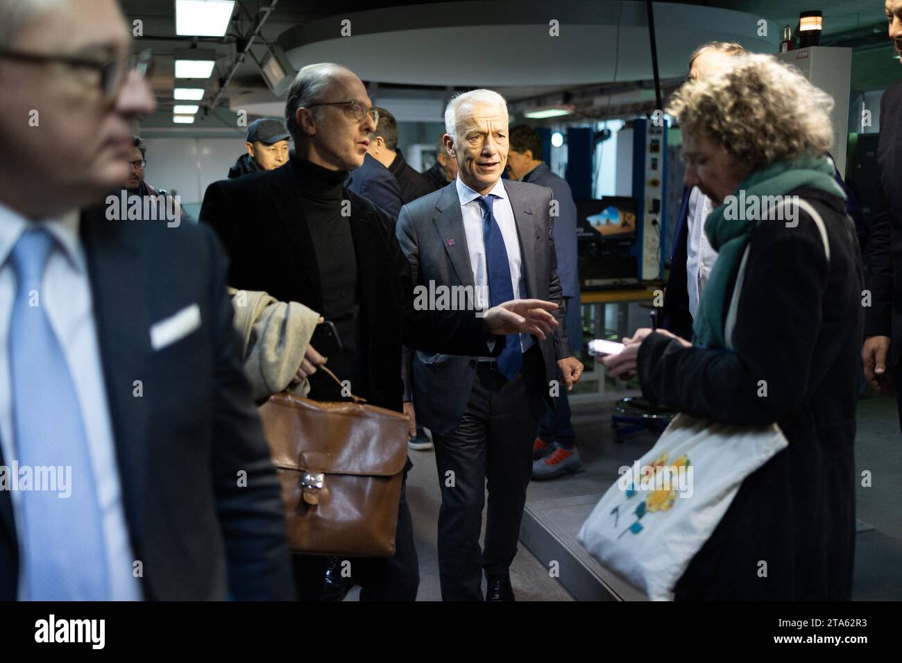 Paris, France. 29 novembre 2023. Patrick Martin, président du MEDEF, visite le lycée professionnel Marcel Deprez dans le cadre de la School-Business week à Paris le 29 novembre 2023. Photo de Raphael Lafargue/ABACAPRESS.COM crédit : Abaca Press/Alamy Live News Banque D'Images