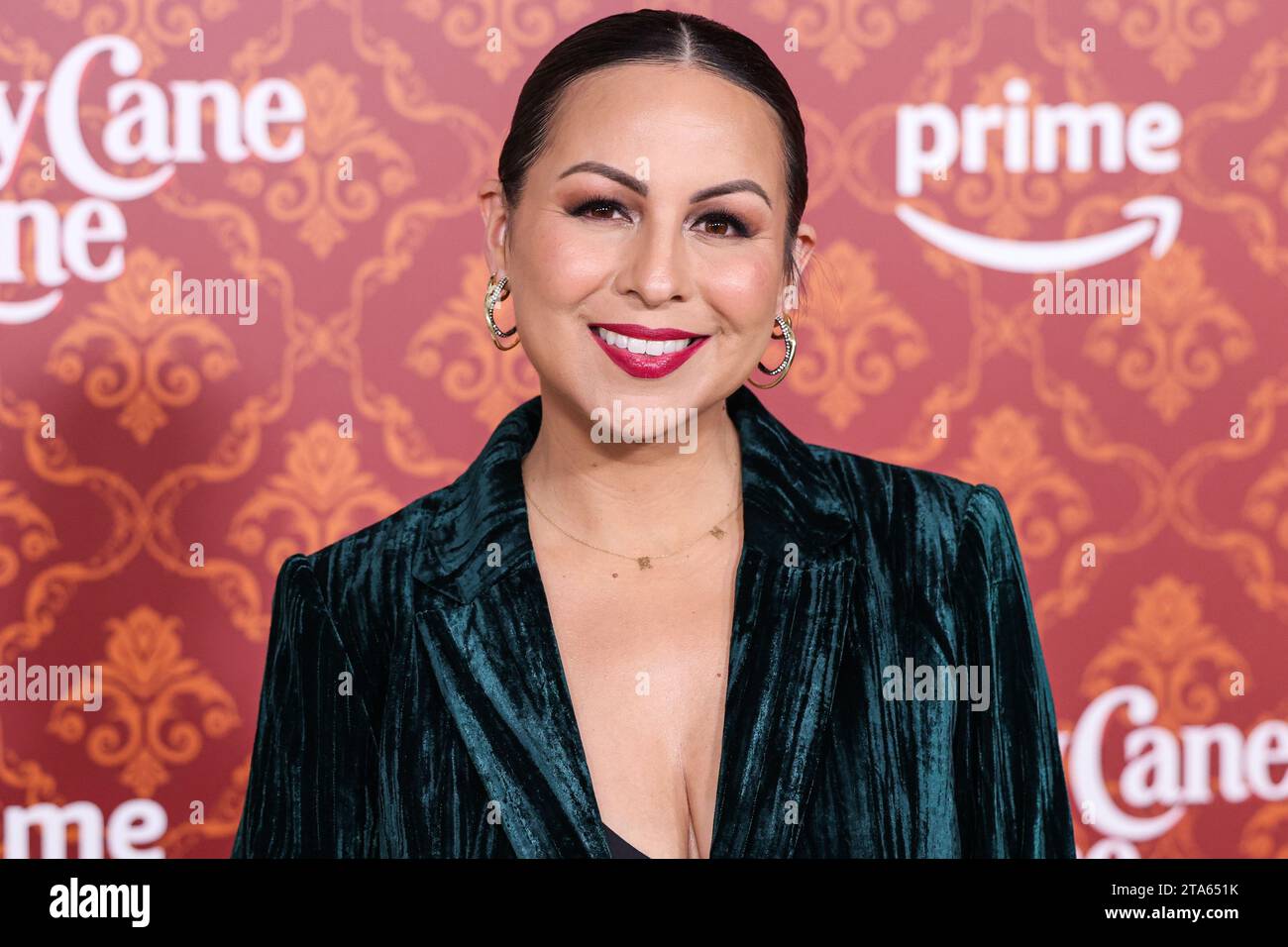 WESTWOOD, LOS ANGELES, CALIFORNIE, États-Unis - NOVEMBRE 28 : l'actrice américaine, comédienne et ancienne cheerleader de la NFL Anjelah Johnson-Reyes arrive à la première mondiale de Candy Cane Lane d'Amazon Prime Video qui s'est tenue au Regency Village Theatre le 28 novembre 2023 à Westwood, Los Angeles, Californie, États-Unis. (Photo de Xavier Collin/image Press Agency) Banque D'Images