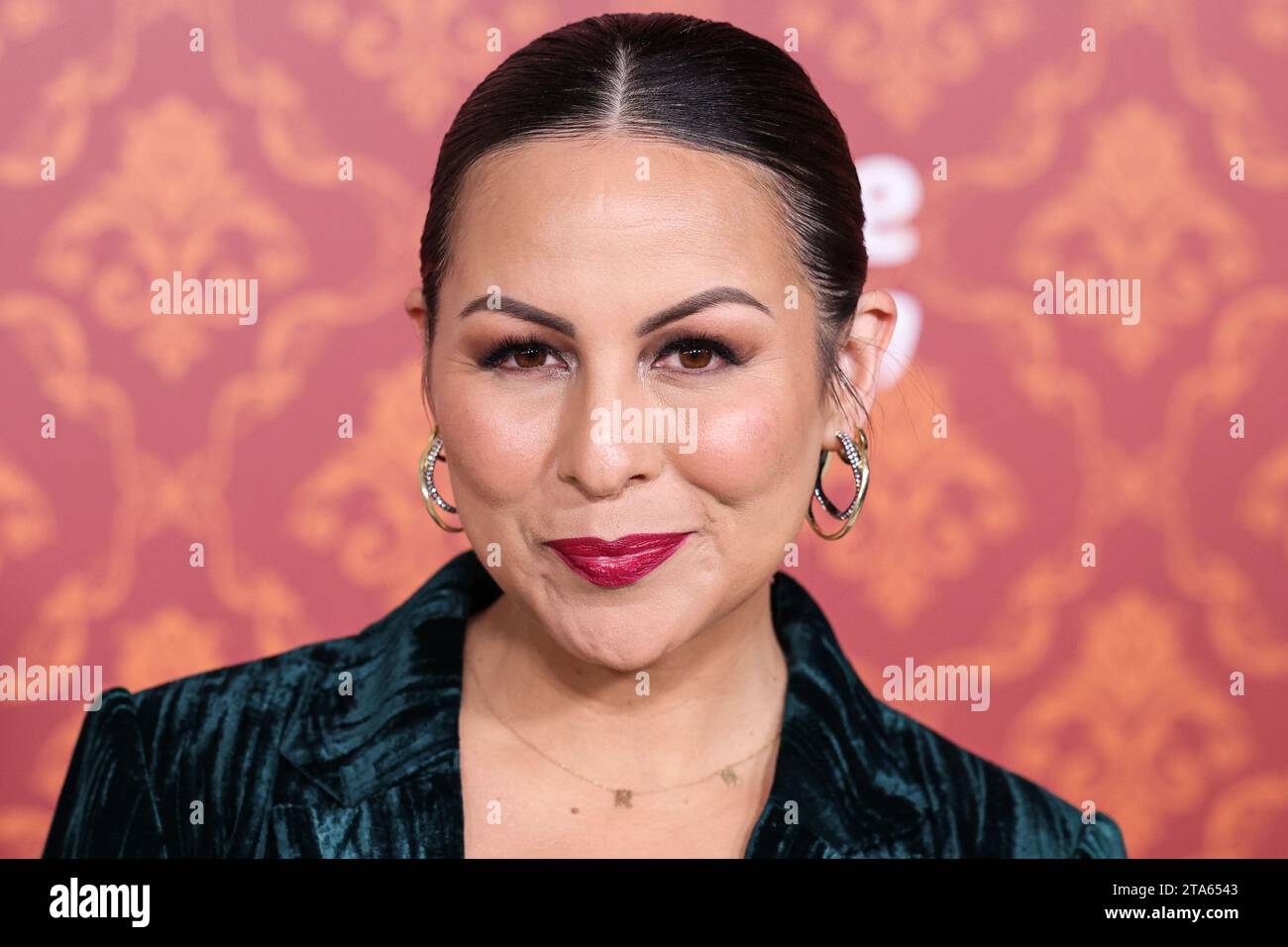 WESTWOOD, LOS ANGELES, CALIFORNIE, États-Unis - NOVEMBRE 28 : l'actrice américaine, comédienne et ancienne cheerleader de la NFL Anjelah Johnson-Reyes arrive à la première mondiale de Candy Cane Lane d'Amazon Prime Video qui s'est tenue au Regency Village Theatre le 28 novembre 2023 à Westwood, Los Angeles, Californie, États-Unis. (Photo de Xavier Collin/image Press Agency) Banque D'Images