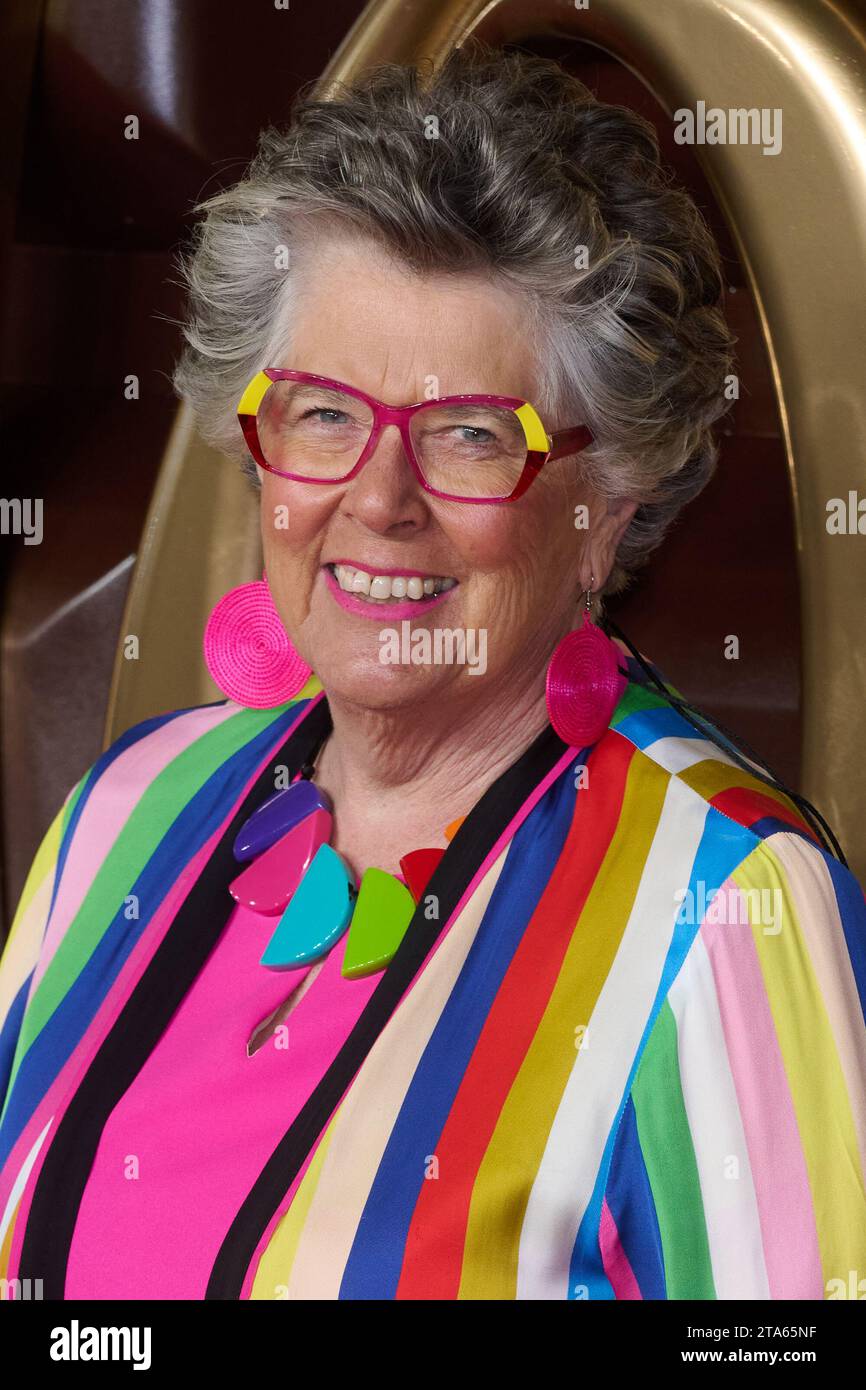 Londres, Royaume-Uni . 28 novembre 2023 . Dame Prue Leith photographiée lors de la première mondiale de WONKA tenue au Royal Festival Hall. Crédit : Alan D West/Alamy Live News Banque D'Images