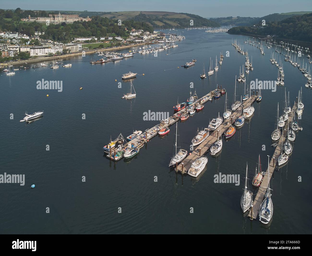 Une vue areial sur le magnifique estuaire de la rivière Dart et la ville historique de Dartmouth, Devon, Grande-Bretagne. Banque D'Images