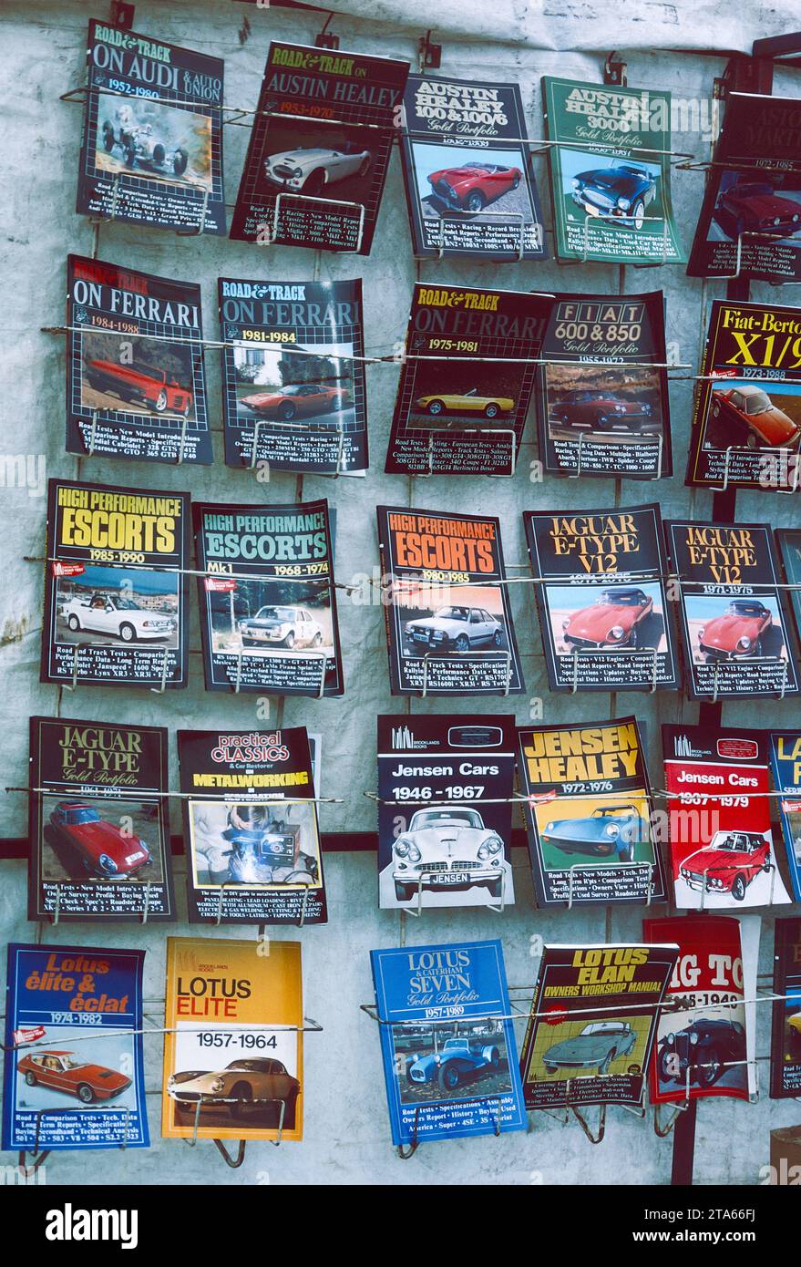 Rack de manuels de voiture à Auto Jumble, Doune, Perthshire en 1993. Banque D'Images