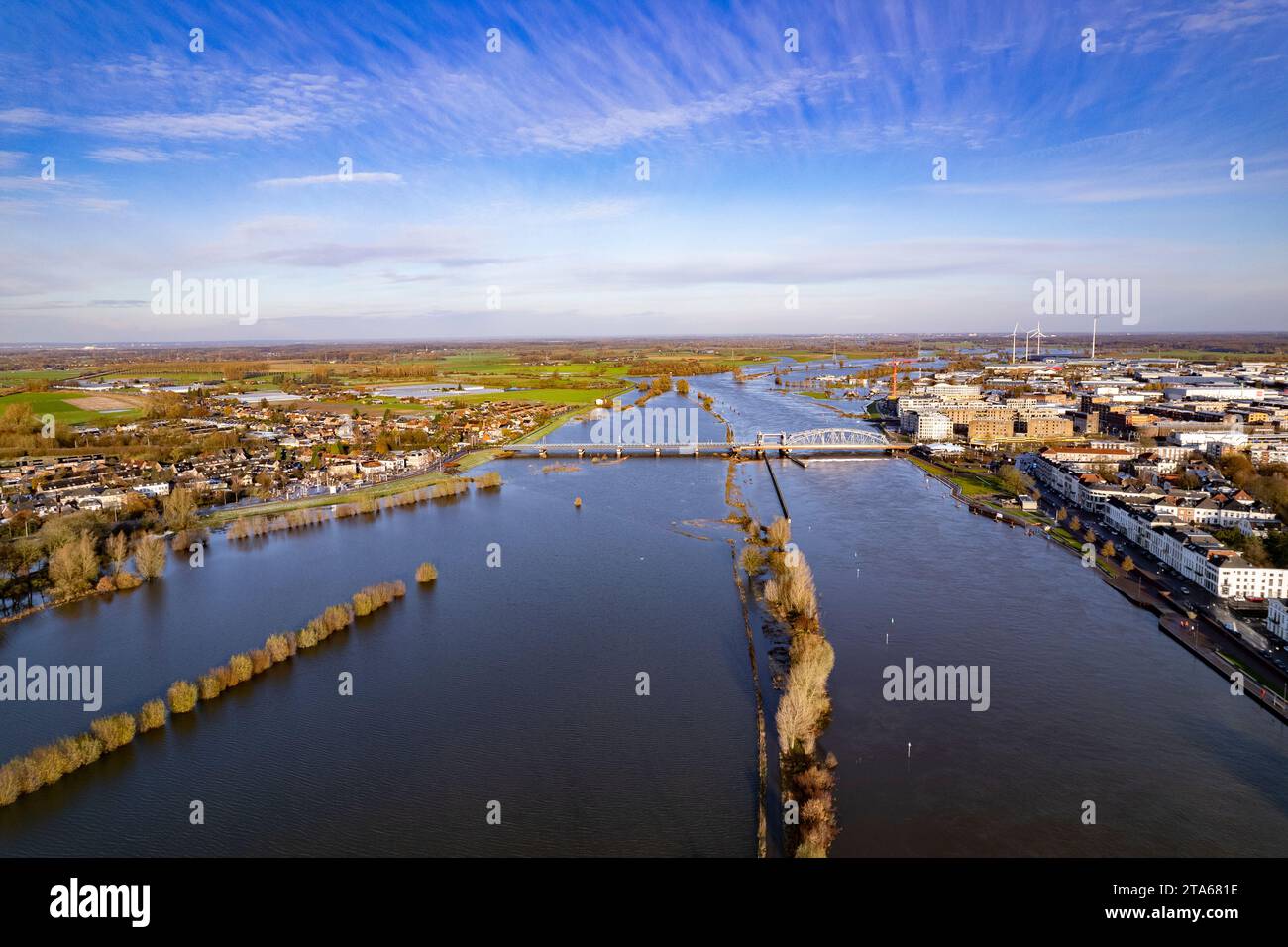 Rivière IJssel étant deux fois sa taille pendant les niveaux d'eau élevés dans les pluies d'hiver vu d'en haut passant le boulevard de contenance de Zutphen, aux pays-Bas. Banque D'Images