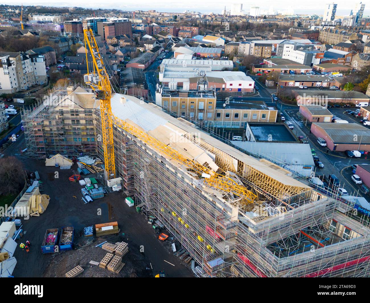 Novembre 2023. Effondrement d’une grue de construction ce matin sur le site de construction Drum à Stead’s place près de Leith Walk à Leith Édimbourg, en Écosse Banque D'Images