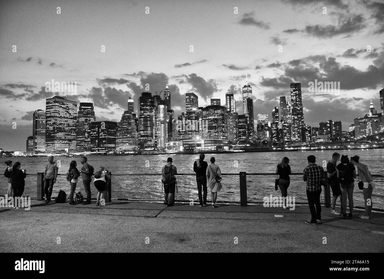New York, États-Unis - 09 juin 2018 : les gens de Brooklyn Bridge Park profitent de la vue du soir sur le quartier financier du Lower Manhattan. Banque D'Images