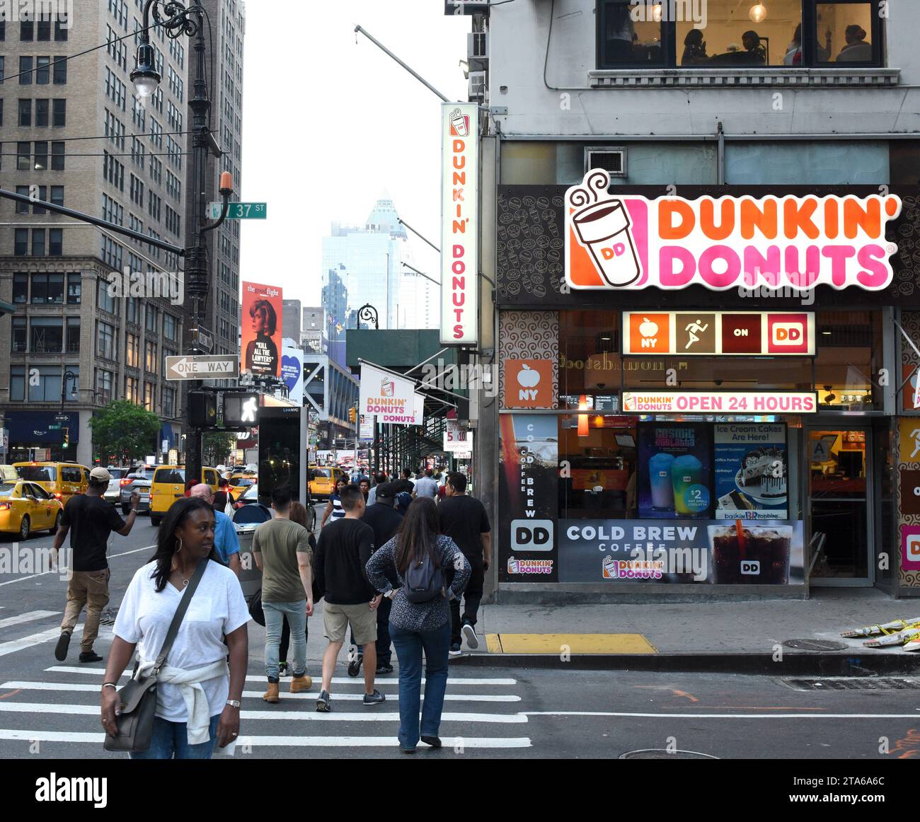 New York, USA - 27 mai 2018 : les gens dans la rue près du Dunkin' Donuts à New York. Banque D'Images