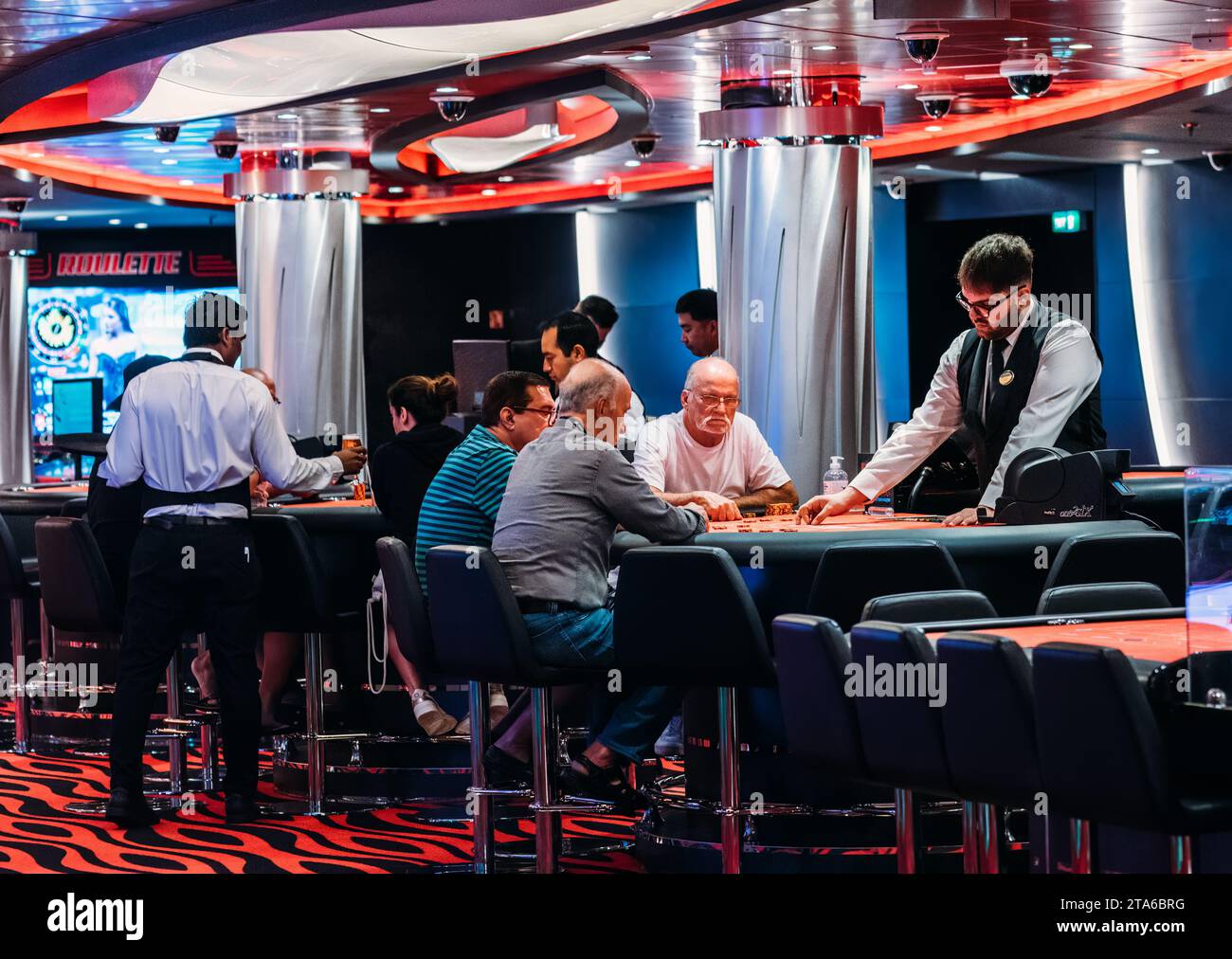Les joueurs jouant aux jeux de table de casino blackjack à bord du navire de croisière MSC Seaview Banque D'Images