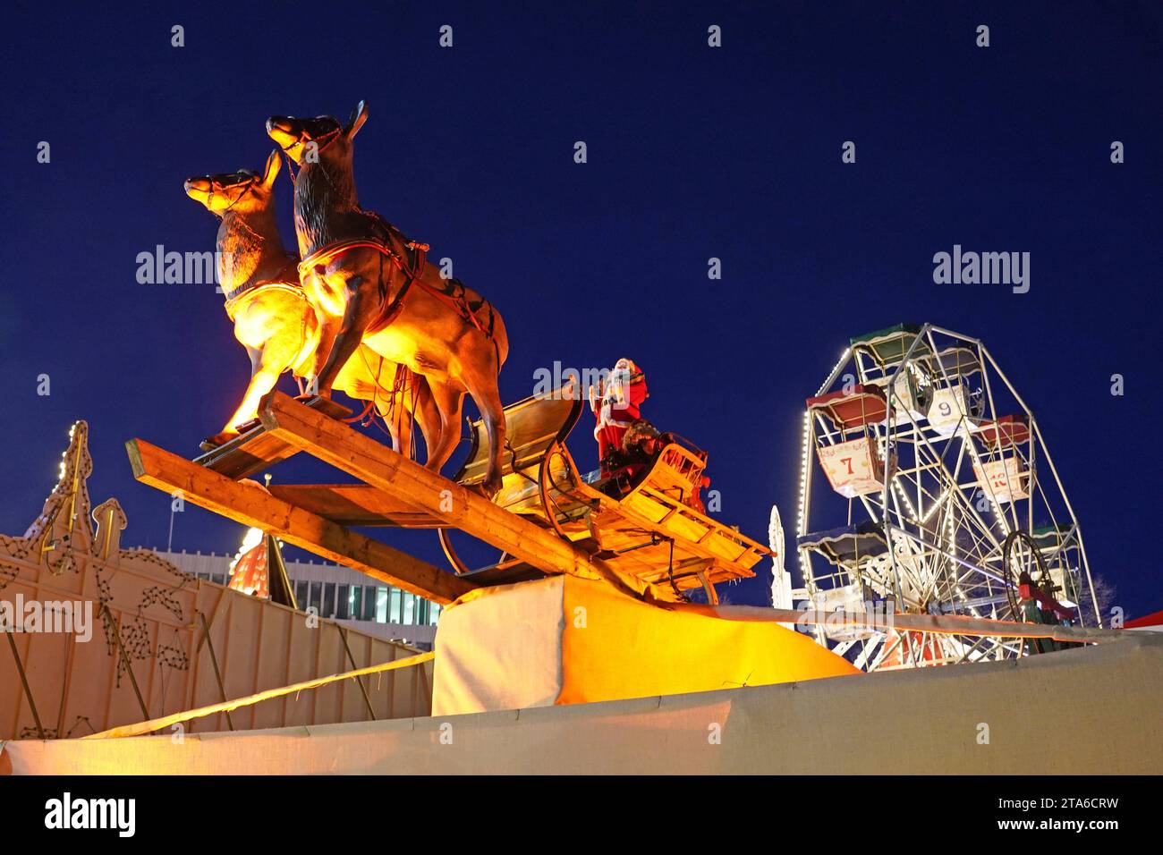 AM Rande des Bremer Weihnachtsmarkts, auf dem Domshof, schwebt der Weihnachtsmann mit seinem Rentierschlitten durch die Luft. *** Au bord du marché de Noël de Bremens, sur le Domshof, le Père Noël flotte dans les airs dans son traîneau à rennes Banque D'Images