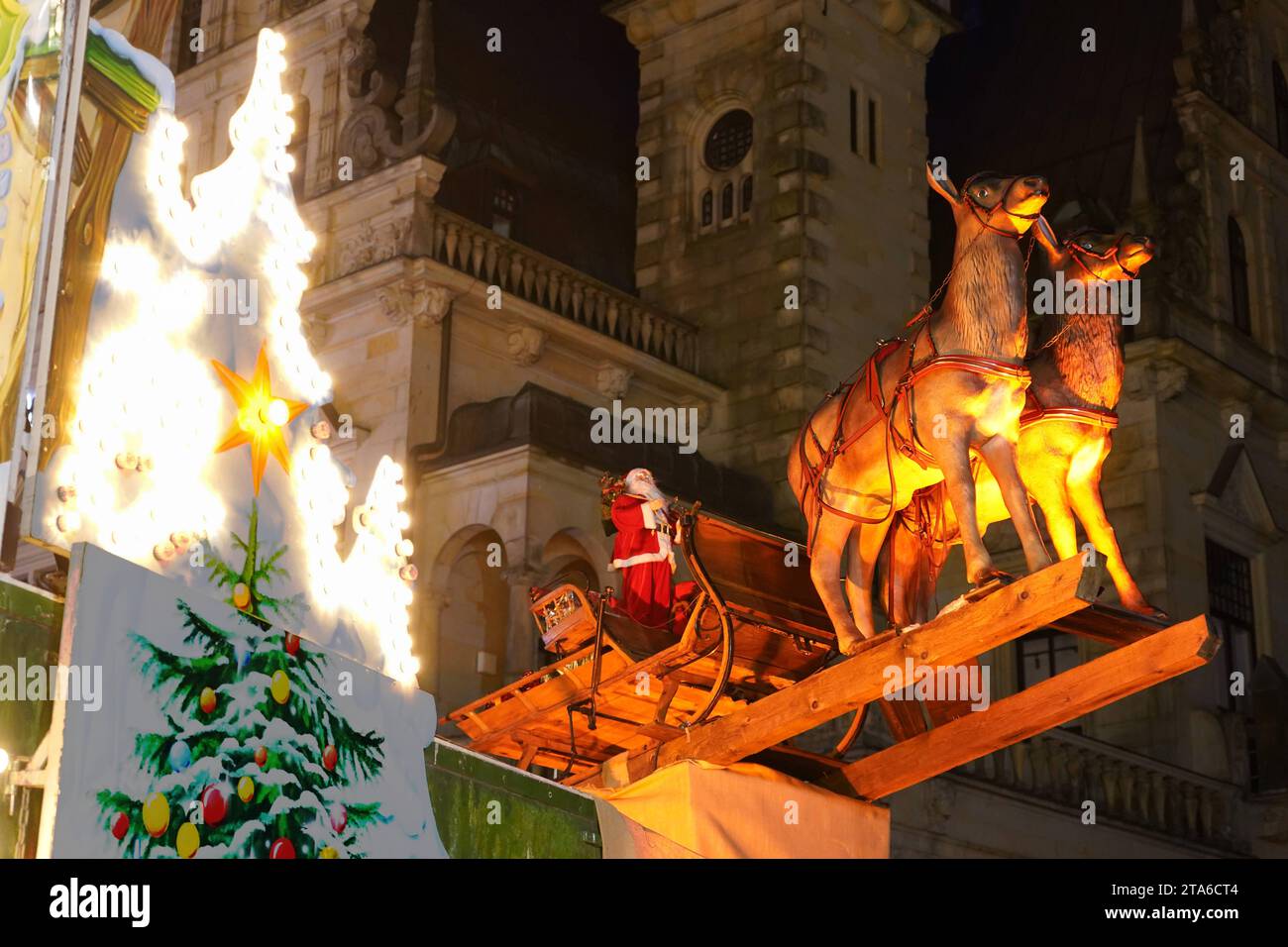 AM Rande des Bremer Weihnachtsmarkts, auf dem Domshof, schwebt der Weihnachtsmann mit seinem Rentierschlitten durch die Luft. *** Au bord du marché de Noël de Bremens, sur le Domshof, le Père Noël flotte dans les airs dans son traîneau à rennes Banque D'Images