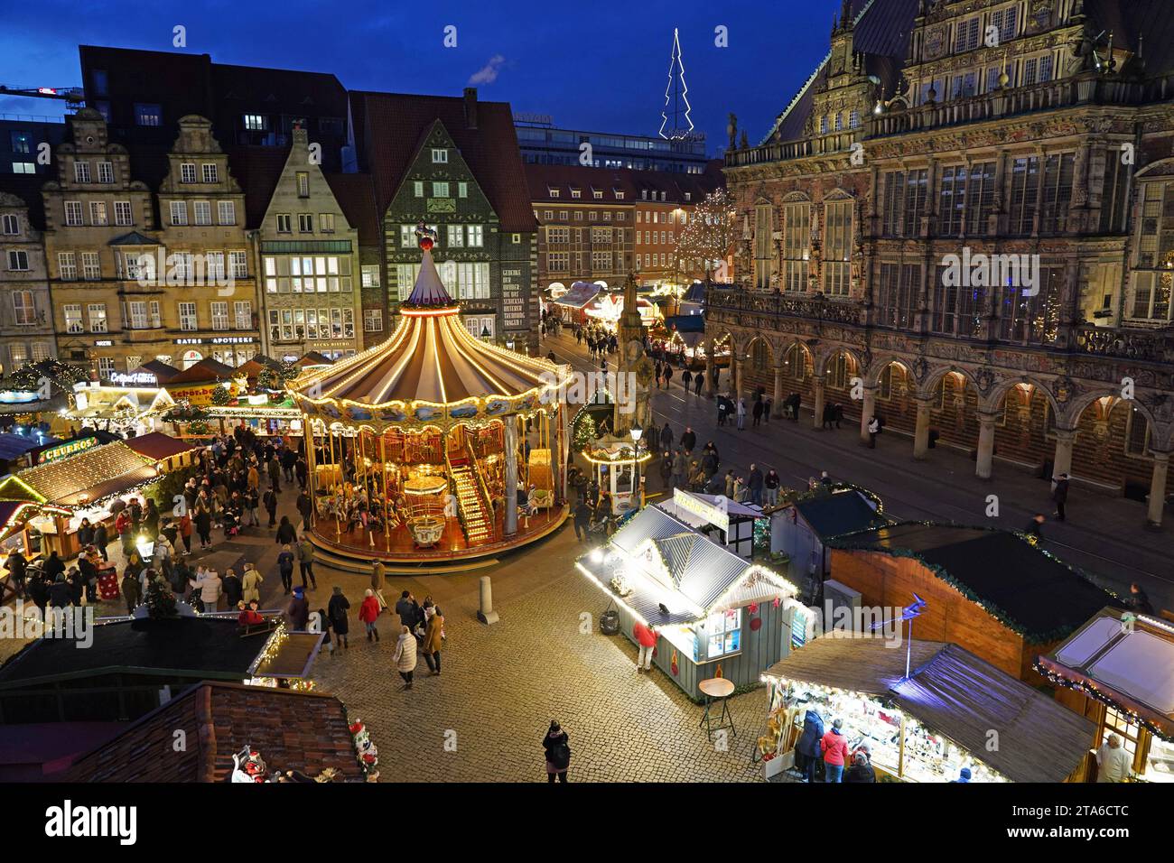 Der Weihnachtsmarkt auf dem Bremer Marktplatz. Rechts das historische Rathaus, das zum Weltkulturerbe gehört. Im hintergrund ein stilisierter Weihnachtsbaum auf dem Dach der Bremer Karstadt-filiale. *** Le marché de Noël sur la place du marché de Bremens à droite, l'hôtel de ville historique, qui est un site du patrimoine mondial en arrière-plan, un sapin de Noël stylisé sur le toit du magasin de Bremens Karstadt Banque D'Images