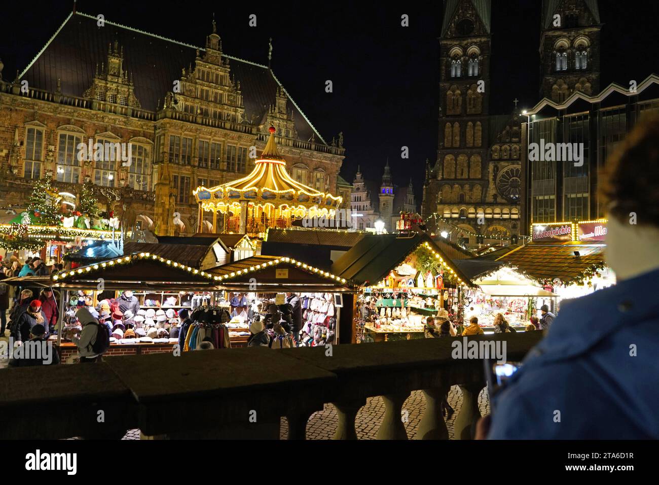 Der Weihnachtsmarkt auf dem Bremer Marktplatz. Im hintergrund das historische Rathaus, das zum Weltkulturerbe gehört. Rechts daneben der Dom und das Haus der Bürgerschaft. *** Le marché de Noël sur la place du marché de Bremens en arrière-plan, l'hôtel de ville historique, qui est un site du patrimoine mondial à droite, la cathédrale et la Chambre du Parlement crédit : Imago/Alamy Live News Banque D'Images