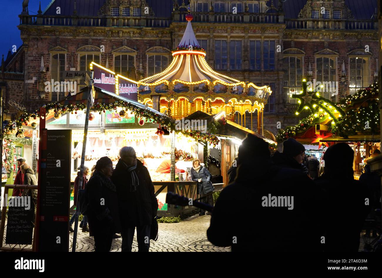 Der Weihnachtsmarkt auf dem Bremer Marktplatz. Im hintergrund das historische Rathaus. *** Le marché de Noël sur la place du marché de Bremens la mairie historique en arrière-plan crédit : Imago/Alamy Live News Banque D'Images