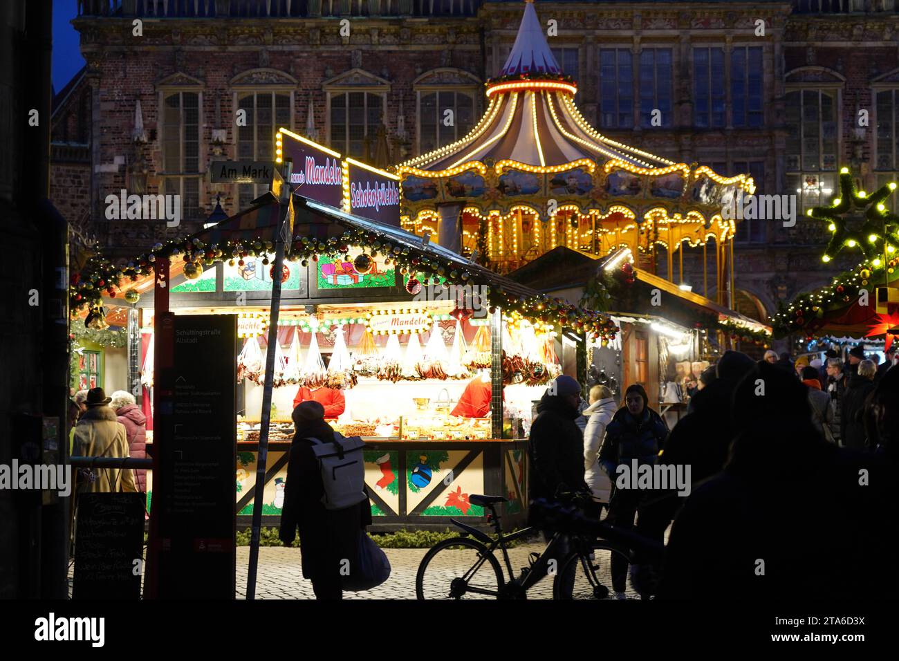 Der Weihnachtsmarkt auf dem Bremer Marktplatz. Im hintergrund das historische Rathaus. *** Le marché de Noël sur la place du marché de Bremens la mairie historique en arrière-plan crédit : Imago/Alamy Live News Banque D'Images