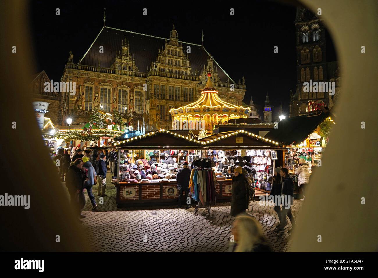 Der Weihnachtsmarkt auf dem Bremer Marktplatz. Im hintergrund das historische Rathaus, das zum Weltkulturerbe gehört. *** Le marché de Noël sur la place du marché de Bremens en arrière-plan est l'hôtel de ville historique, qui est un site du patrimoine mondial crédit : Imago/Alamy Live News Banque D'Images