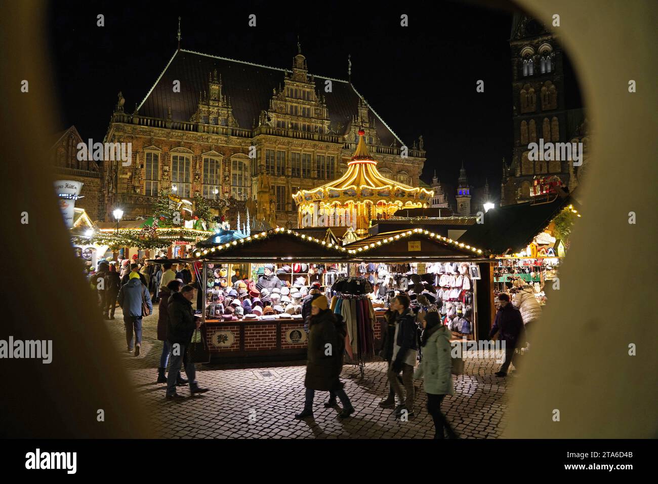 Der Weihnachtsmarkt auf dem Bremer Marktplatz. Im hintergrund das historische Rathaus, das zum Weltkulturerbe gehört. *** Le marché de Noël sur la place du marché de Bremens en arrière-plan est l'hôtel de ville historique, qui est un site du patrimoine mondial crédit : Imago/Alamy Live News Banque D'Images