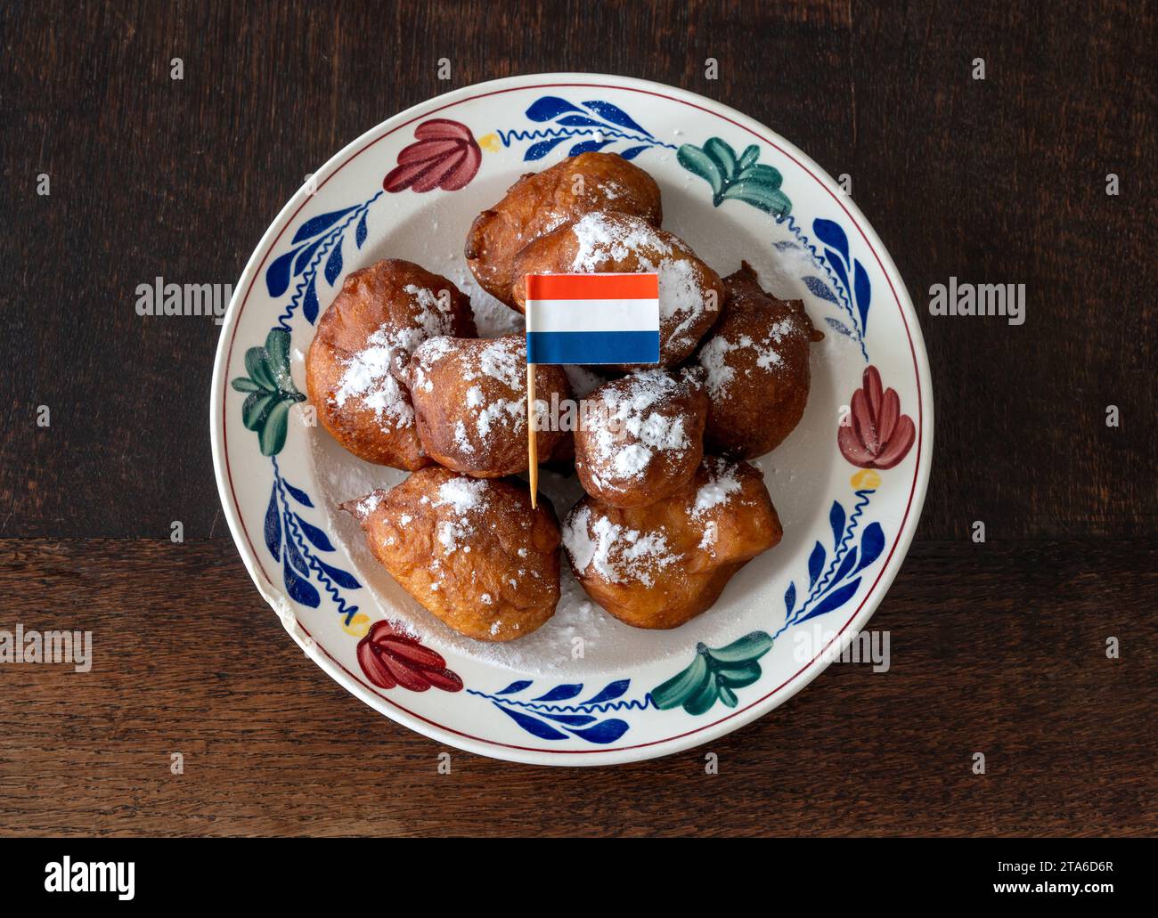 Oliebollen hollandais traditionnel sur l'assiette avec drapeau hollandais Banque D'Images