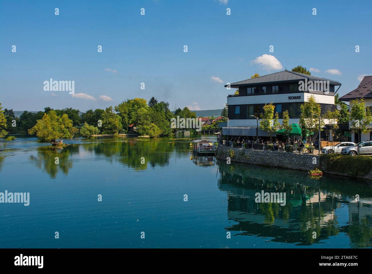 Bihac, Bosnie - 7 septembre 2023. La rivière una traverse le centre de Bihac dans le canton d'una-Sana, Fédération de Bosnie-Herzégovine. Banque D'Images