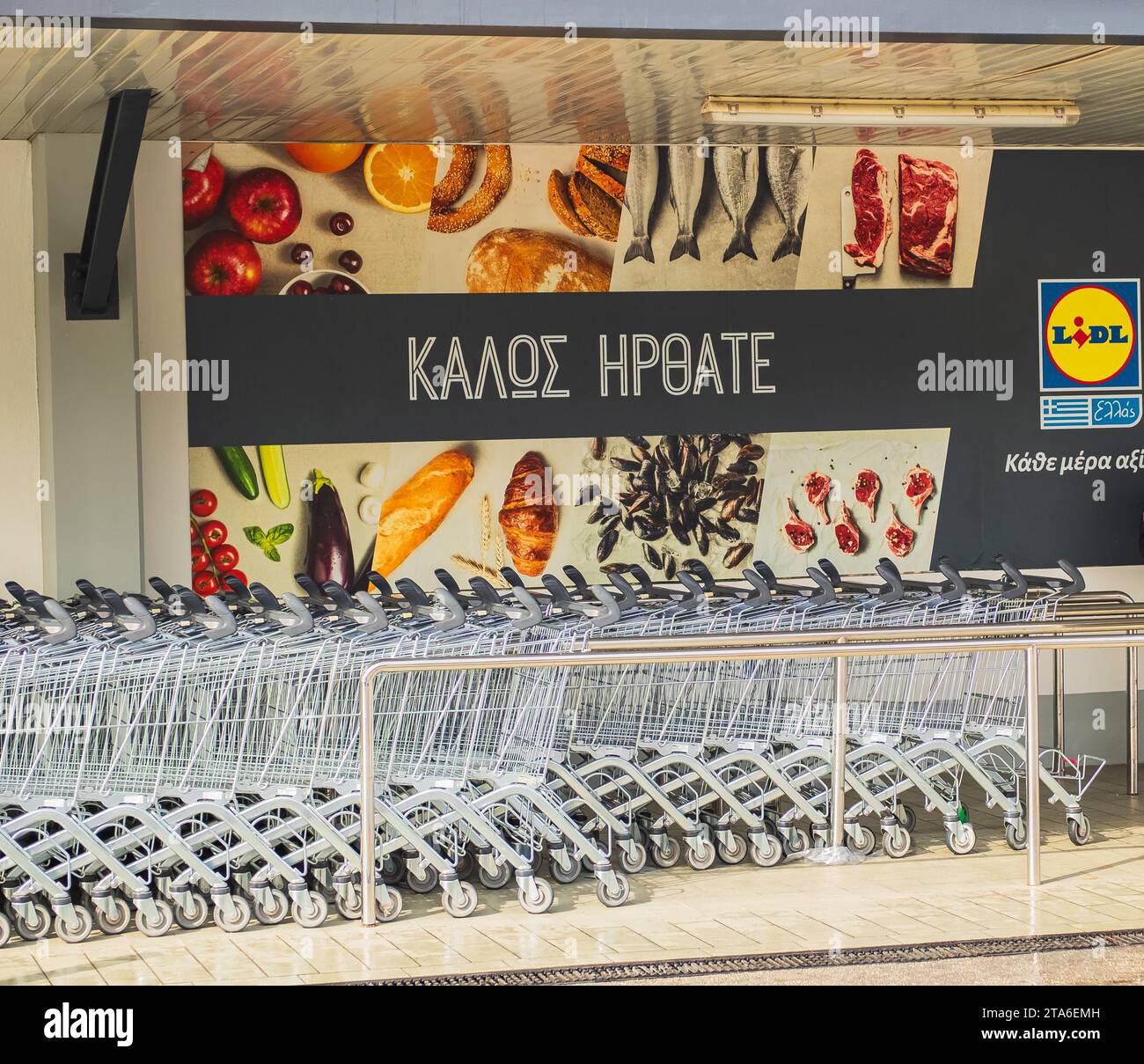 Logo de la chaîne allemande de supermarchés Lidl sur une ligne de chariots de supermarché au centre commercial. Épicerie de proximité Lidl. Novembre-4,2023 Banque D'Images