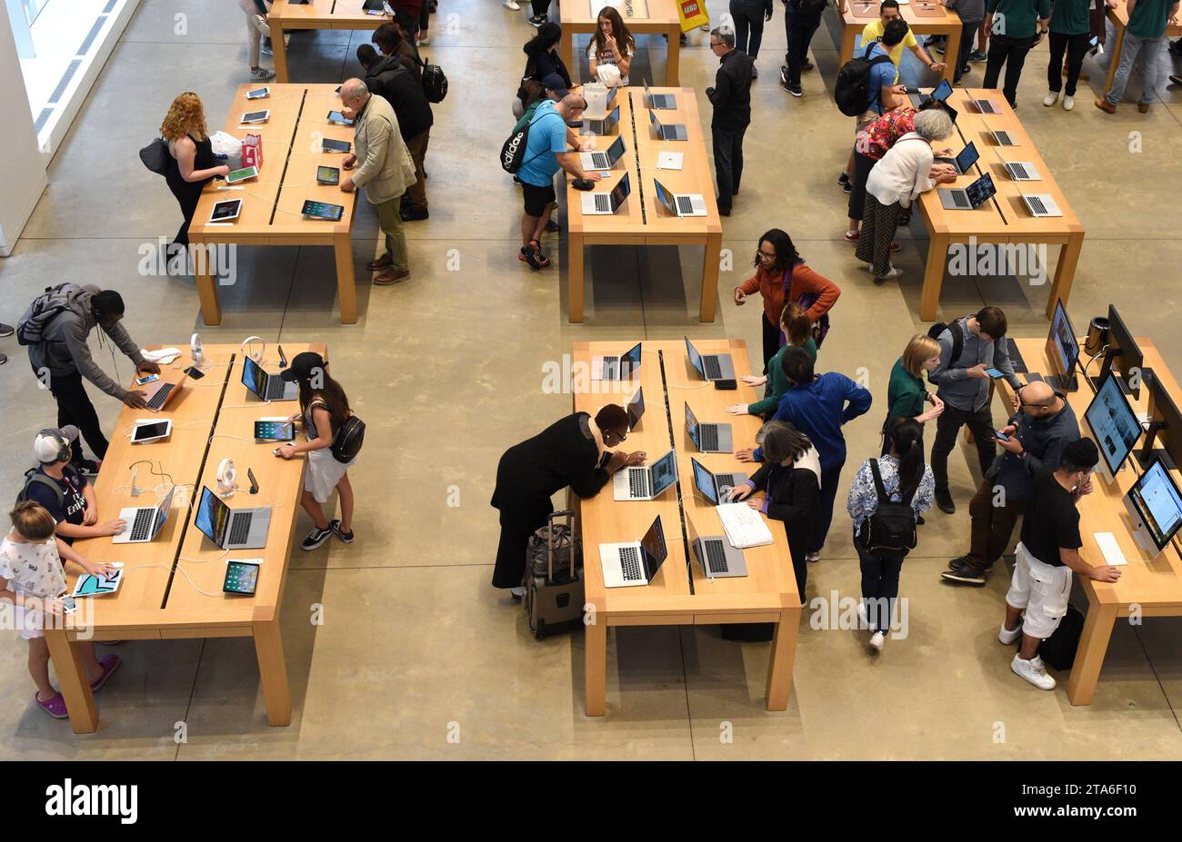 New York, États-Unis - 08 juin 2018 : personnes en magasin Apple Fifth Avenue à New York, NY. Banque D'Images