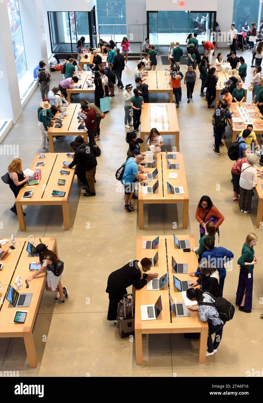 New York, États-Unis - 08 juin 2018 : personnes en magasin Apple Fifth Avenue à New York, NY. Banque D'Images